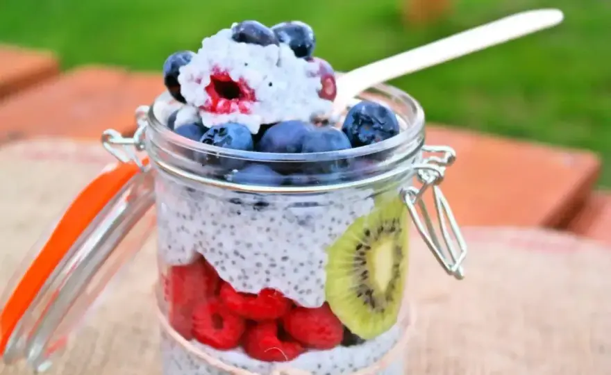 Deser chia z mlekiem kokosowym - idealnie kremowy pudding!