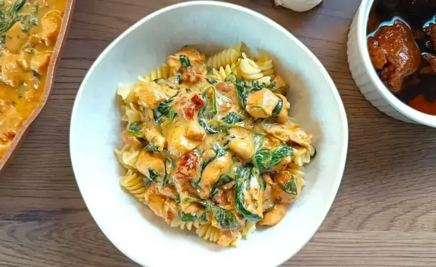 Makaron ze szpinakiem i kurczakiem - Idealny sos w 25 min!