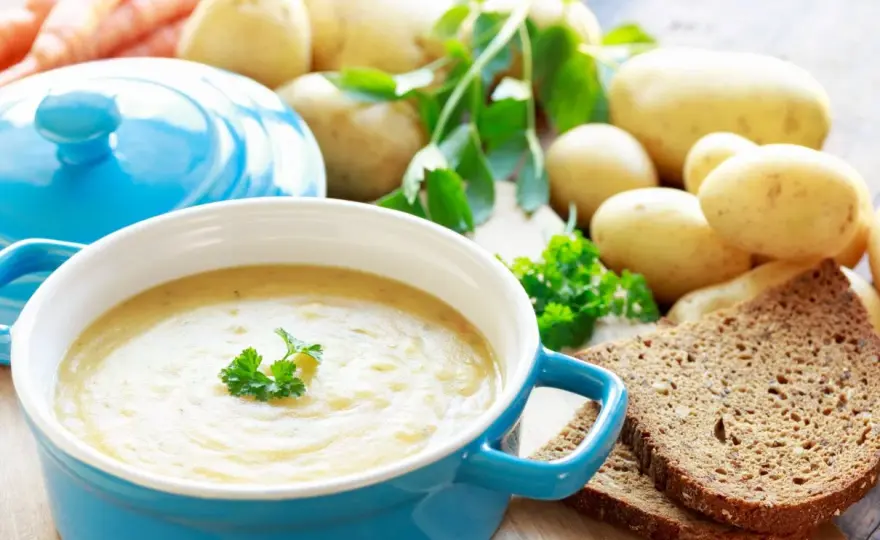 Zupa ziemniaczana babci - Przepis, który smakuje jak dom