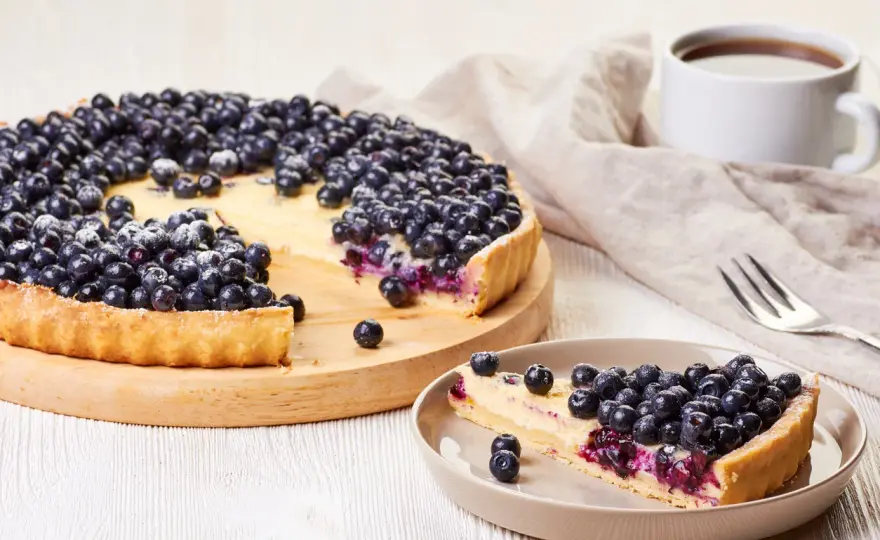 Tarta z owocami i budyniem - przepis na idealnie kruchy spód