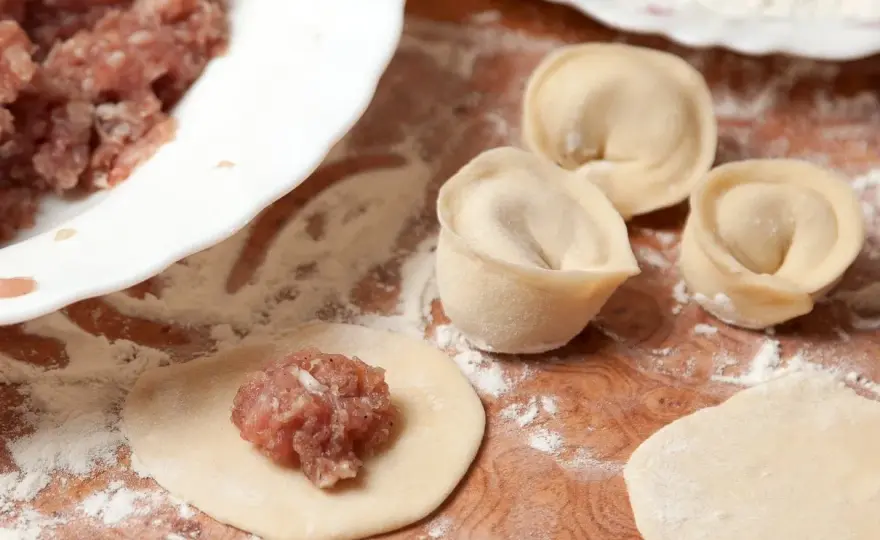 Pierogi z mięsem mielonym surowym - Soczyste i idealne!
