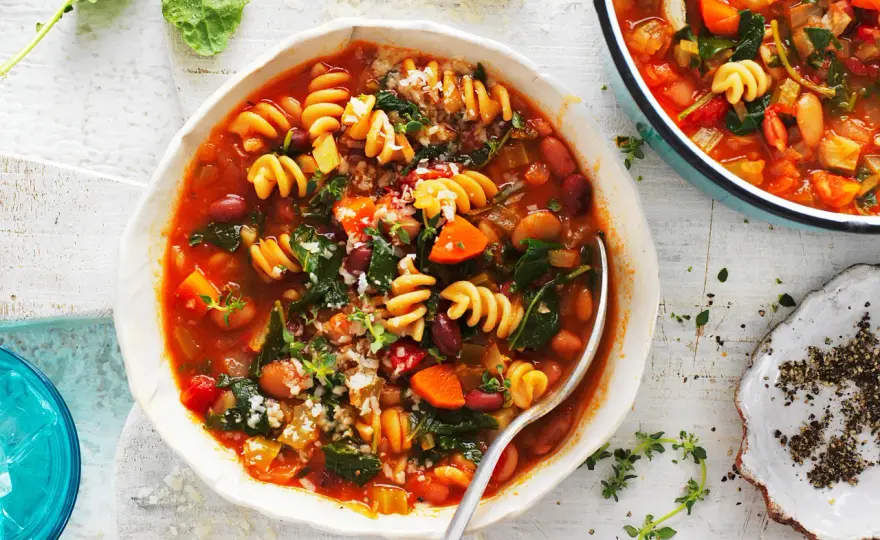 Minestrone - oryginalny przepis? Odkryj sekrety włoskiej zupy!
