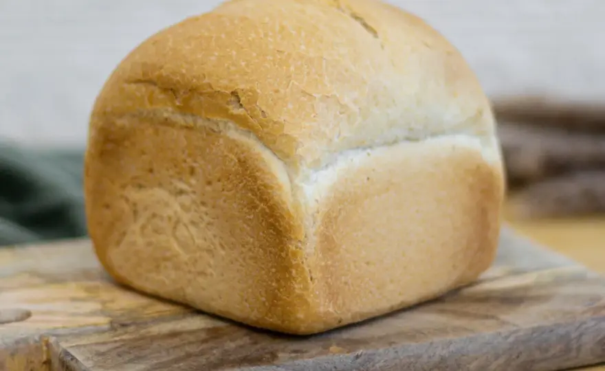 Jak odświeżyć czerstwy chleb? Miękki środek i chrupiąca skórka!