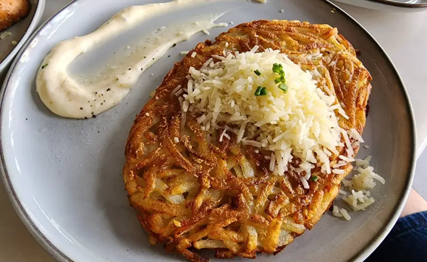 Rösti ziemniaczane z mąką czy bez? Jak uzyskać chrupkość