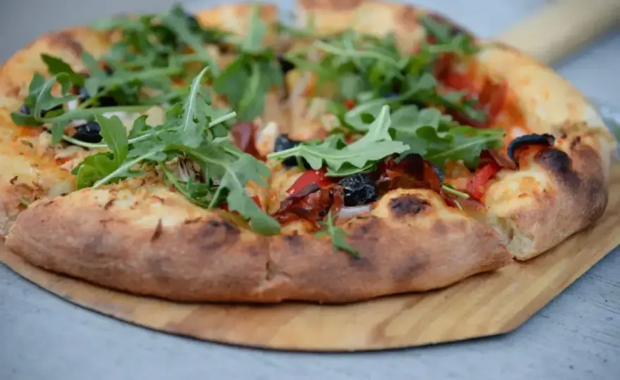 Ciasto do pizzy - idealny przepis na domowy spód