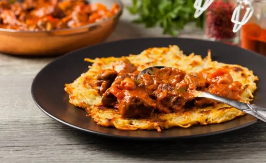 Jaki sos do placków ziemniaczanych? Odkryj najlepsze przepisy i smaki