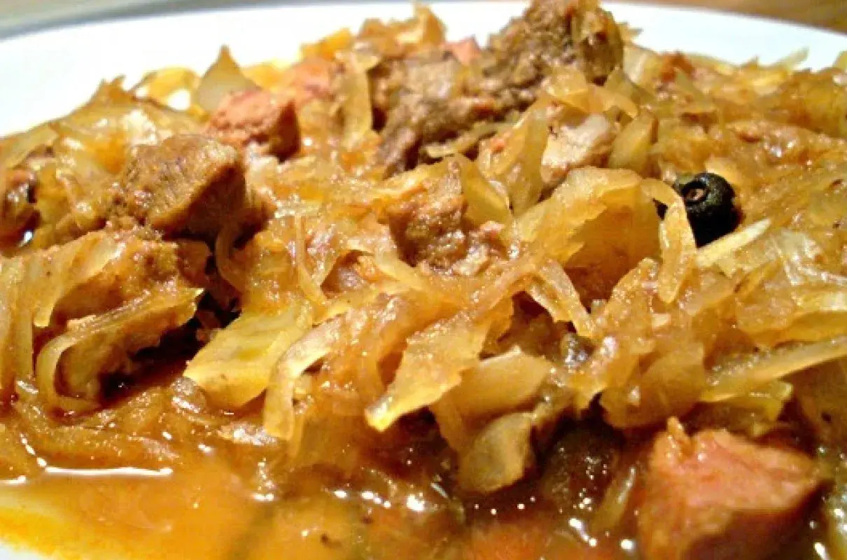 Pyszny bigos, tradycyjne polskie danie. Idealny bigos przepis na obiad.