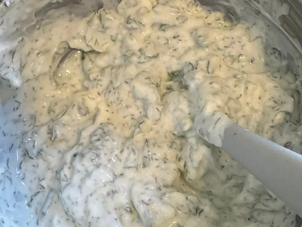 Kremowy sos z koperkiem i ogórkiem, idealny do grillowanych mięs. Tak właśnie wygląda gotowy sos, gdy chcesz wiedzieć, jak zrobić tzatziki.