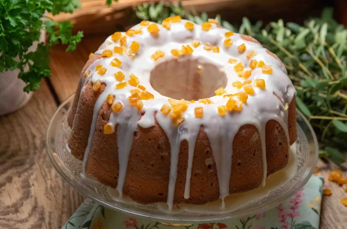Babka cytrynowa na oleju Ewy Wachowicz, udekorowana lukrem i kandyzowaną skórką pomarańczową, prezentuje się apetycznie.
