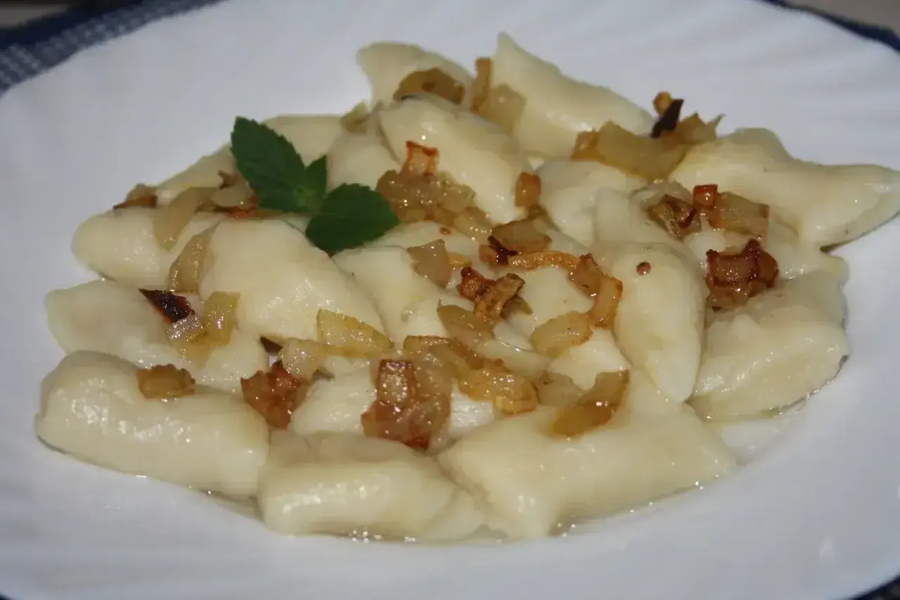 Kopytka z cebulką, jak u babci. Pyszne ciasto na kopytka przepis babci, podane z rumianą cebulką i miętą.