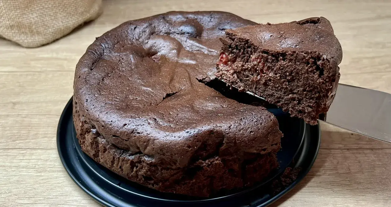 Puszyste, wilgotne ciasto czekoladowe, idealne na klasyczne brownie przepis. Kawałek jest już wyjęty, by zachęcić do spróbowania.