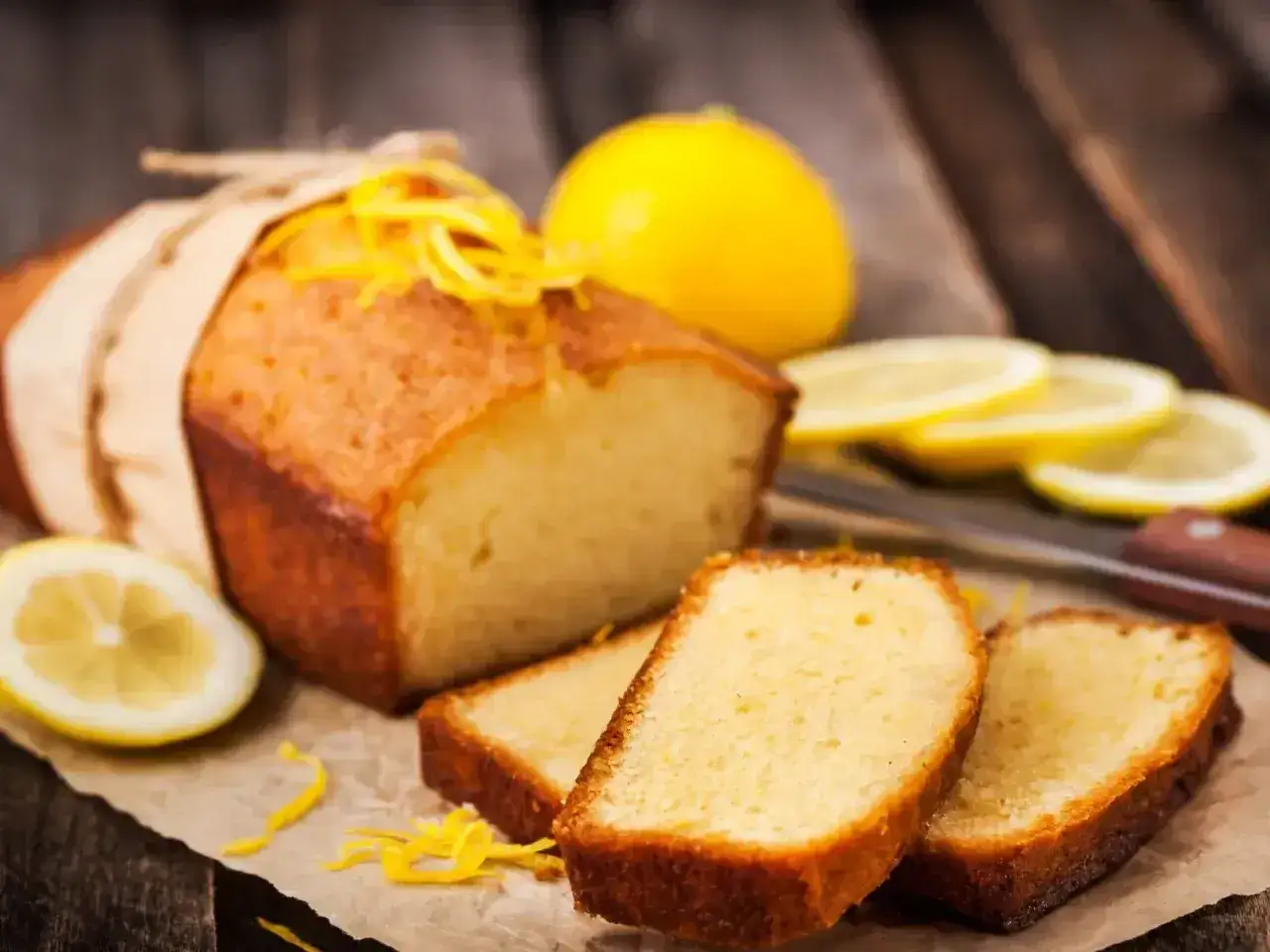 Babka piaskowa przepis babci. Puszysty, cytrynowy keks z kawałkami cytryny i skórką. Idealny na deser.