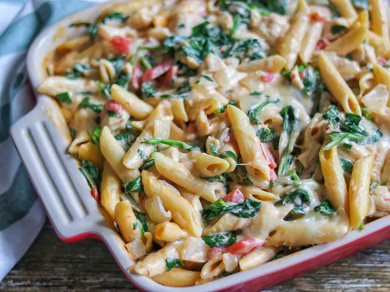 Penne w kremowym sosie ze szpinakiem i kurczakiem, zapiekane w naczyniu.