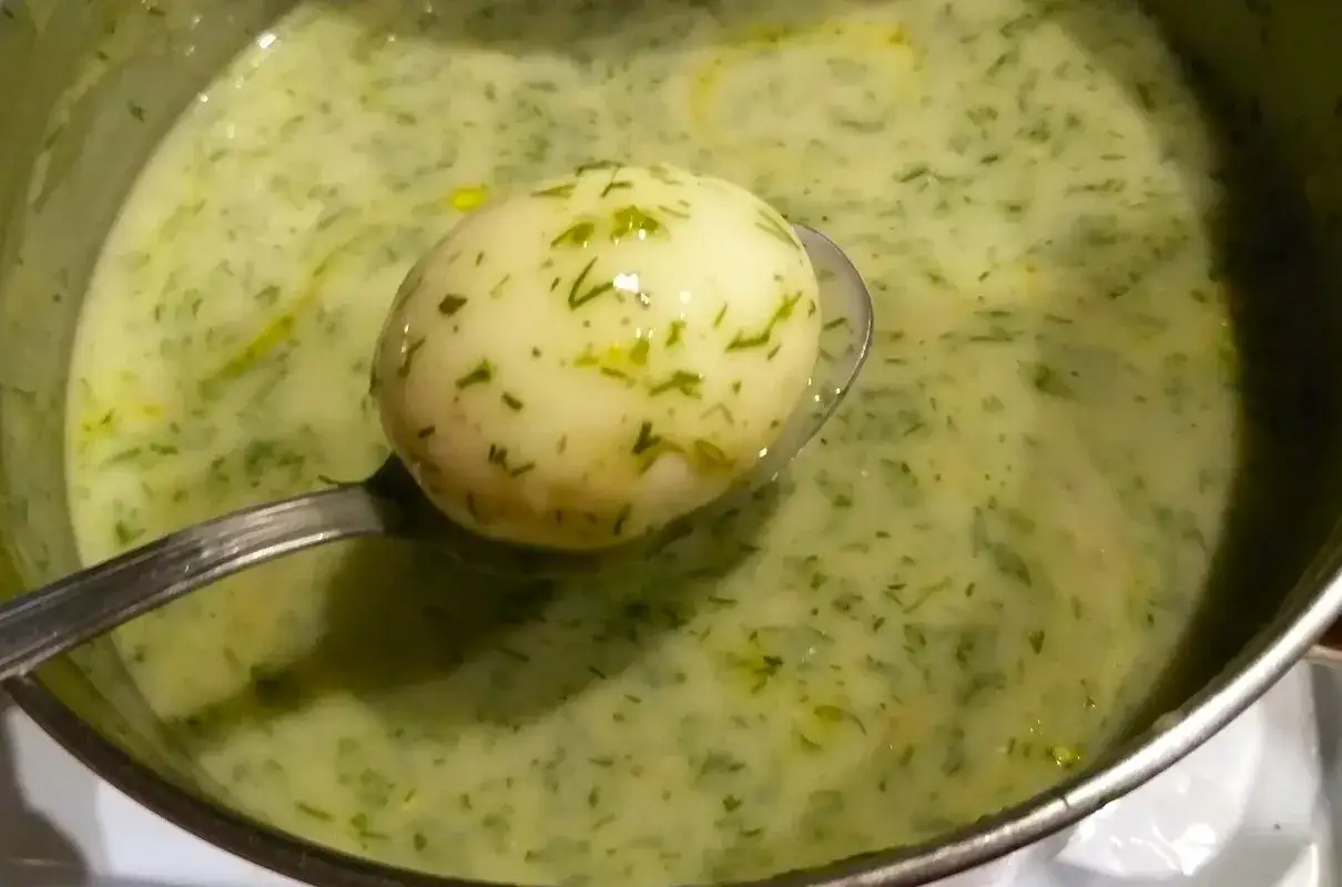 Łyżka z jajkiem w sosie koperkowym, idealnym do obiadu. Oto jak zrobić sos koperkowy!