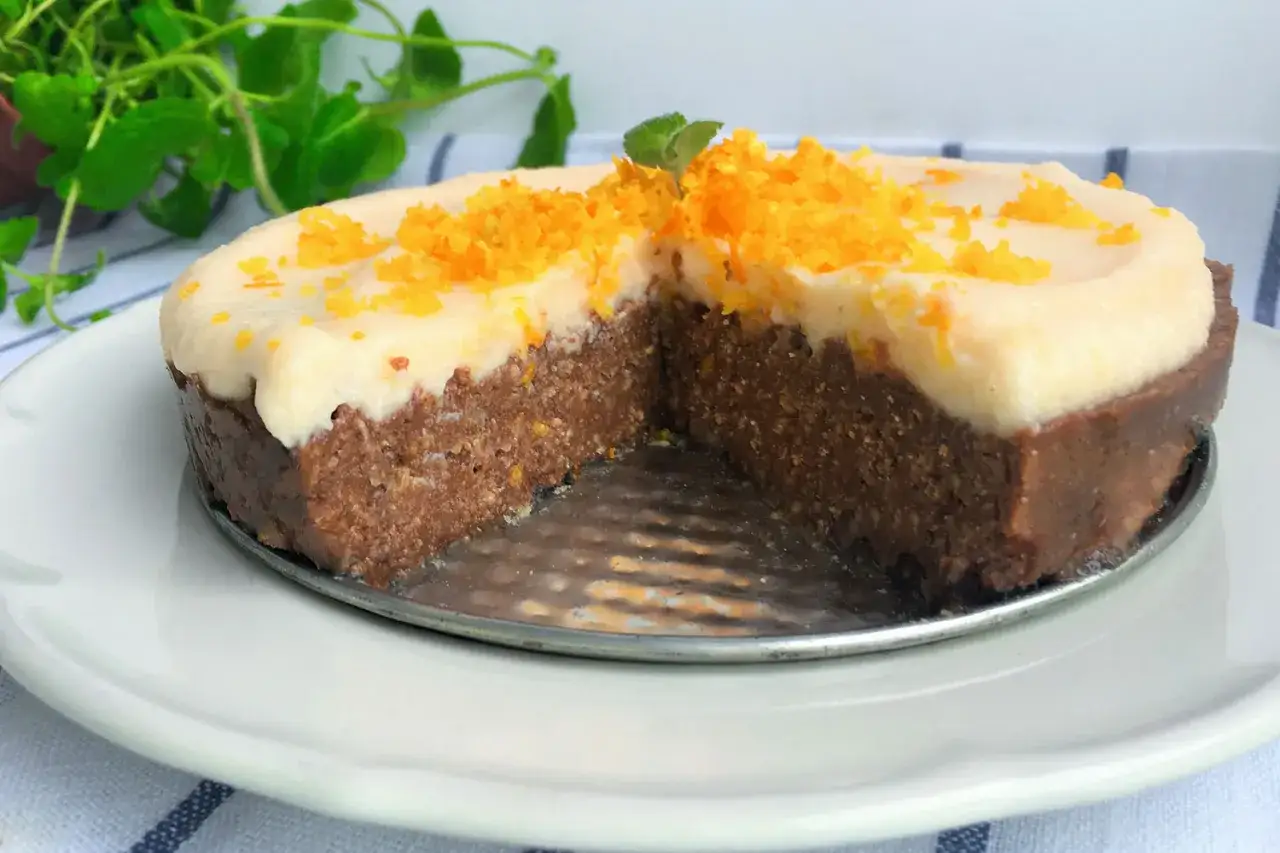 Ciasto z pomarańczą i kremem. Czy kasza jaglana ma gluten? To ciasto jest bezglutenowe, zrobione z jaglanej kaszy.