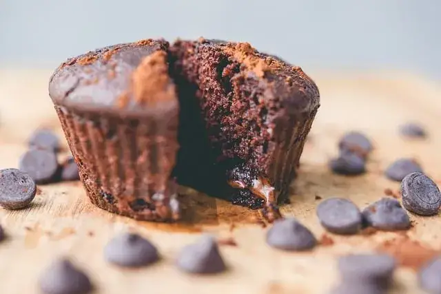 Zdjęcie Ile kcal ma babeczka czekoladowa Wedel i jak wpłynie na dietę?